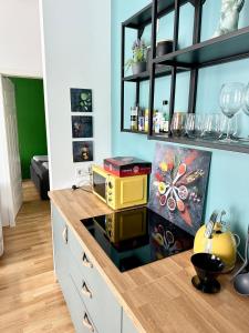 莱比锡Cozy, zentrumsnahe 2-Raumwohnung的厨房配有黄色用具的柜台