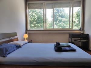 波尔图DISCOVER PORTO - Boavista的一间卧室设有一张大床和窗户