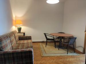 波尔图DISCOVER PORTO - Boavista的客厅配有沙发和桌椅