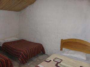 MalataSangalle Cielo Lodge的一间小房间,内设两张床