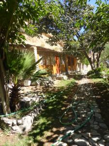 MalataSangalle Cielo Lodge的草上放有水管的花园