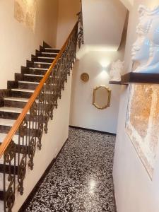 阿沃拉B&B Meliora Rooms的楼梯,有黑白的地板和楼梯间