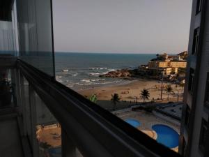 伊塔尼亚恩Lindo Apartamento na Praia do Sonho的从大楼的阳台上可欣赏到海滩景色