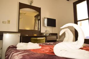 赫尔格达Mashrabiya Hotel的酒店客房的床上装饰有天鹅