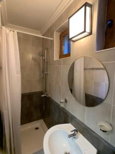 圣弗拉斯Garden studio Kent的浴室配有盥洗盆、镜子和浴缸