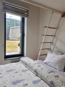 别拉什尼察Srna Apartment - Bjelašnica的一间卧室配有双层床和窗户。