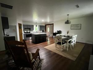 米勒斯堡Country Hills Hideaway的厨房以及带桌椅的起居室。