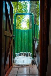 福尔图纳La Fortuna Natural Green的绿色围栏入口,带门