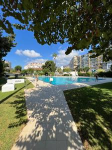 贝纳尔马德纳Luxury Bonanza的公园里的一个步行道,那里有游泳池