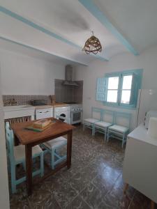 佩德罗－贝尔纳多La casa de tío Vidal的一间厨房,里面配有桌椅