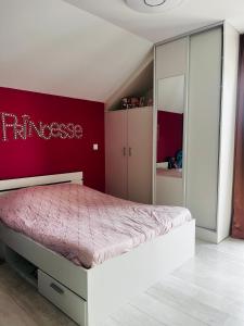 VILLA SPA - 6 Couchages, Massongy, Haute Savoie客房内的一张或多张床位