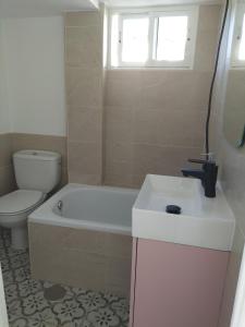 佩德罗－贝尔纳多La casa de tío Vidal的带浴缸、卫生间和盥洗盆的浴室