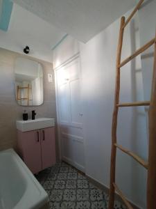 佩德罗－贝尔纳多La casa de tío Vidal的浴室设有梯子、水槽和镜子