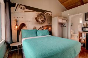 新港Moolack Shores Inn的一间卧室,卧室内设有一张绿色大床