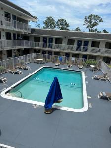 莱克兰莱克兰 - 6号汽车旅馆的一座大建筑前的游泳池