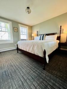 普罗温斯敦Gifford House的一间卧室,卧室内配有一张大床