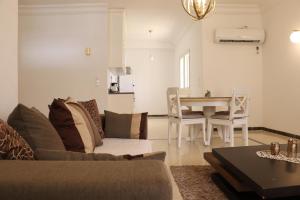 比塞大Luxury house directly on the beach的客厅配有沙发和桌子