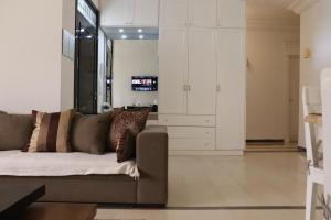 比塞大Luxury house directly on the beach的带沙发和白色橱柜的客厅