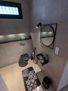 比塞大Luxury house directly on the beach的一间带卫生间和镜子的浴室