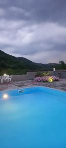 Vila Nikola的享有游泳池的景色,背景为山脉