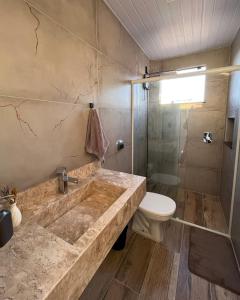 圣若阿金Apartamento La Vie的带浴缸、卫生间和淋浴的浴室。