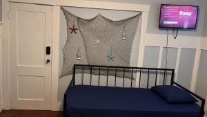 迈阿密Blue Little Havana的一间卧室配有婴儿床和屏风墙