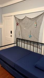 迈阿密Blue Little Havana的一间卧室配有蓝色的床和星光墙