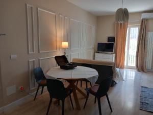 塔兰托Aparthotel Masseria Villa Marchesi的小型客厅配有桌椅
