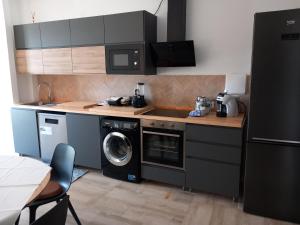 塔兰托Aparthotel Masseria Villa Marchesi的厨房配有洗衣机和洗衣机。