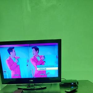 Ban Huai Nam Khem班莱坤差旺南基奥旅馆的两个人玩电子游戏的电视屏幕