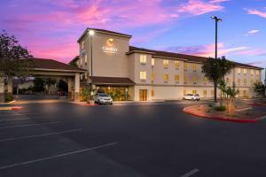 拉斯维加斯Comfort Inn & Suites Las Vegas - Nellis的停车场酒店 ⁇ 染