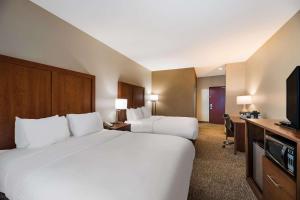 拉斯维加斯Comfort Inn & Suites Las Vegas - Nellis的酒店客房设有两张床和一台平面电视。