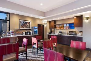 拉斯维加斯Comfort Inn & Suites Las Vegas - Nellis的一间带桌椅和柜台的餐厅