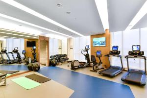 吉达Clarion Hotel Jeddah Airport的健身房设有数台跑步机和健身自行车