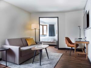 斯德哥尔摩斯德哥尔摩皇家维京丽笙酒店的客厅配有沙发和桌子