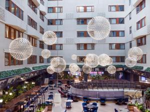 斯德哥尔摩斯德哥尔摩皇家维京丽笙酒店的享有酒店中庭的灯光景致