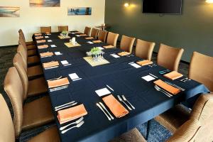 怀阿拉Comfort Inn Whyalla的一张长桌子、椅子和一张蓝色的桌布