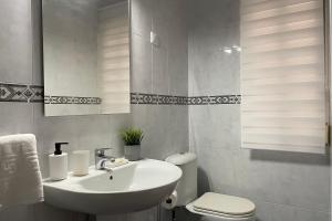 菲尼斯特雷SanMar的白色的浴室设有水槽和卫生间。