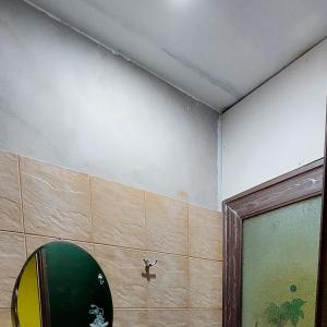 Ban Huai Nam Khem班莱坤差旺南基奥旅馆的一间设有镜子和墙壁的天花板客房