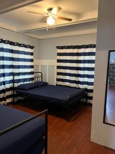 迈阿密Blue Little Havana的一间卧室配有两张床和吊扇