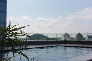 巴淡岛中心Galeno Pollux Habibie的建筑物屋顶上的游泳池