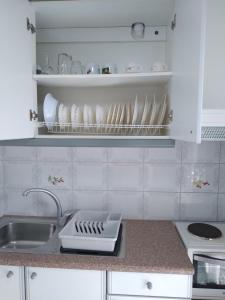 波罗斯Makis Studios & Apartments的厨房设有水槽和餐具柜。