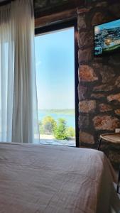 ŠirokaRUSTICO的一间卧室设有海景窗户