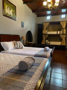 危地马拉安地瓜RUAJ HOSTAL -Wellness-Colonial-Exclusive-的一间卧室配有两张带毛巾的床