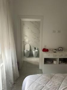 佩罗Pash apartment的白色的浴室设有床和卫生间。