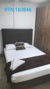 圣罗莎德卡瓦尔Apartamento Family 3的一间卧室配有一张带黑色床头板的床