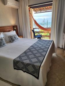 阿布拉奥Pousada Rubi的一间卧室设有一张床,享有海景