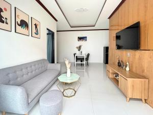 潘郎QV Luxury Apartment的带沙发和电视的客厅