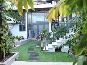 潘郎QV Luxury Apartment的一座花园,在建筑中种植了楼梯和植物