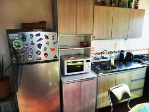 戈多伊克鲁斯Departamento 1º P, 2 personas, WIFI, confortable, mucha luz natural的厨房配有带磁铁的不锈钢冰箱
